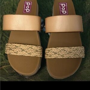 NWT Pop Kianda  footbed sandals Size 7.5M